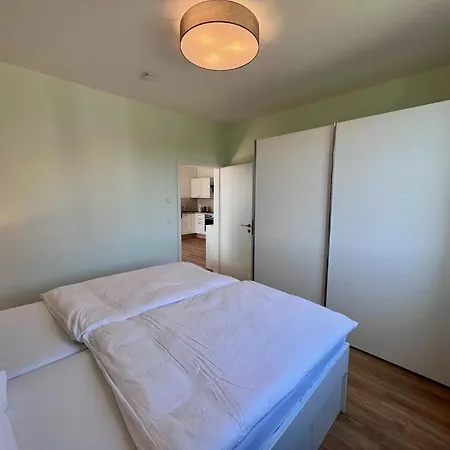 Hangar 19 Weitblick 1-3 *