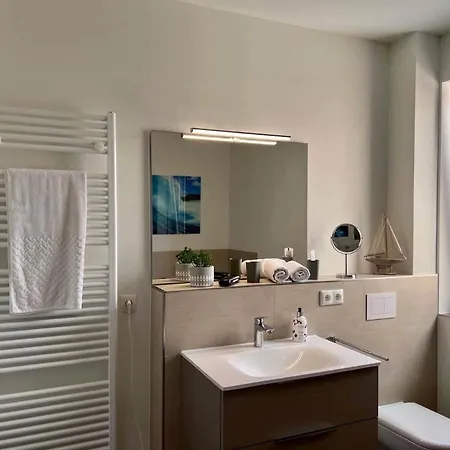 Hangar 19 Weitblick 1-3 *